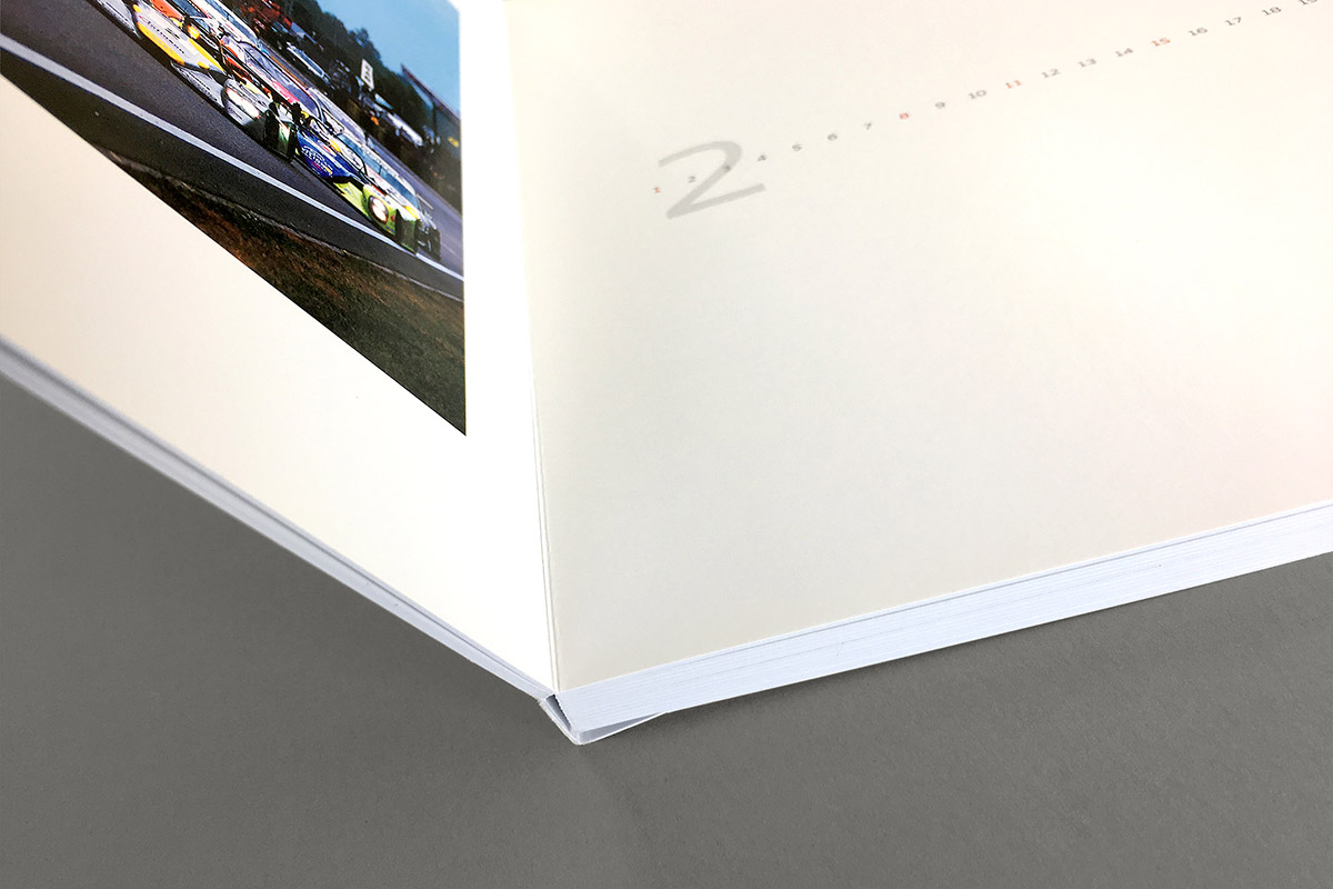 Audi Calendar Book アウディ カレンダー ブック 広げて立たせられるようノドのない特殊な製本